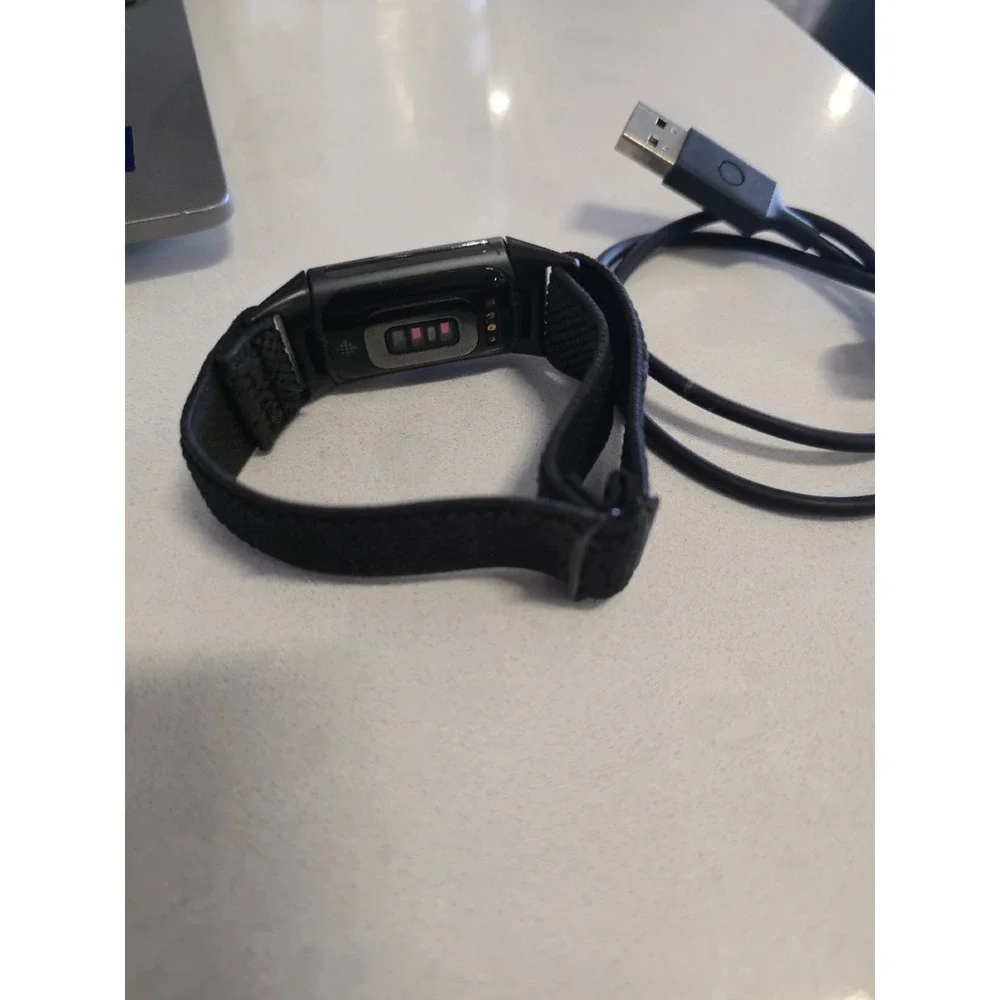 Fitbit Charge 5 w/ Charger - works - tested
